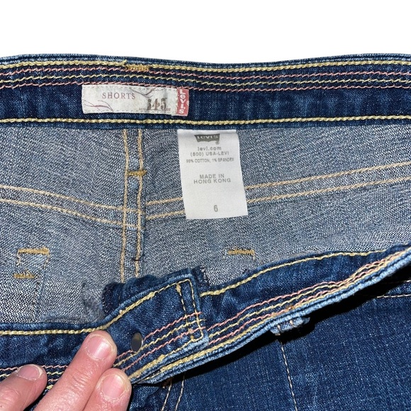 Levi’s 545 Women’s Denim Shorts Med Wash EUC Size 6 - Picture 2 of 4